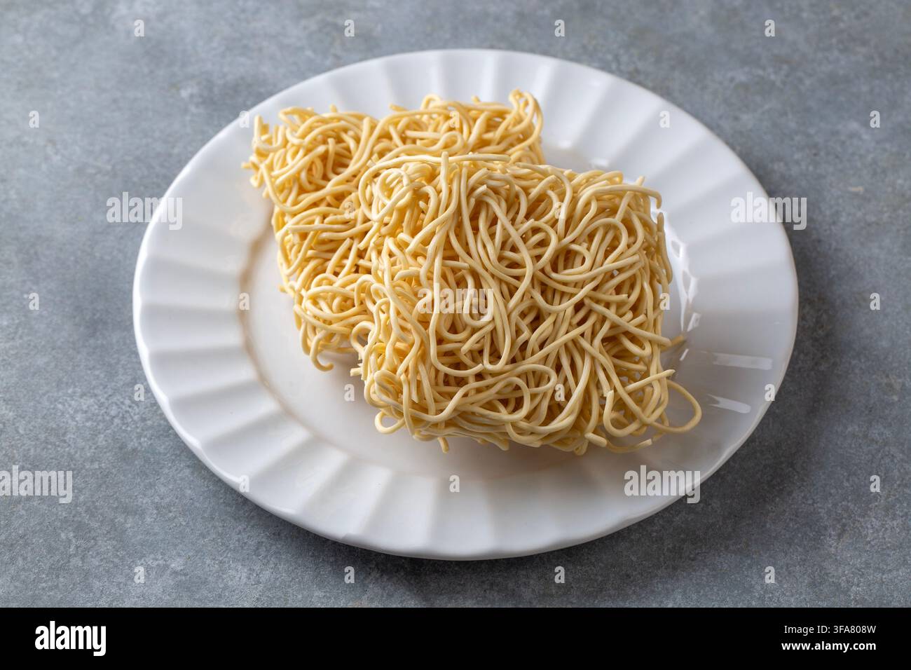 Nouilles instantanées brutes isolées, nouilles Ramen sèches, Ramyeon coréen cru, nouilles instantanées asiatiques crues sur fond blanc Banque D'Images