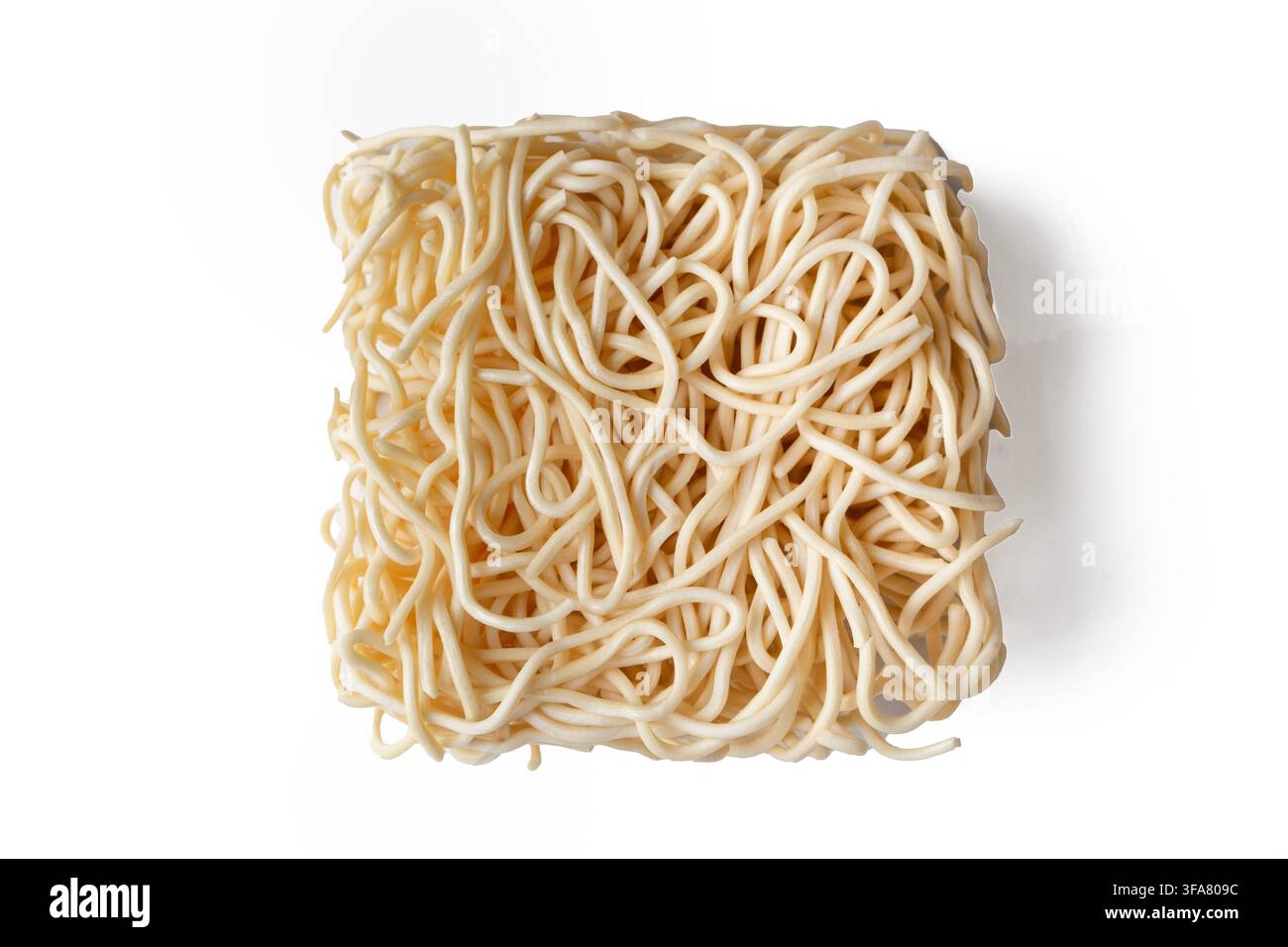 Nouilles instantanées brutes isolées, nouilles Ramen sèches, Ramyeon coréen cru, nouilles instantanées asiatiques crues sur fond blanc Banque D'Images