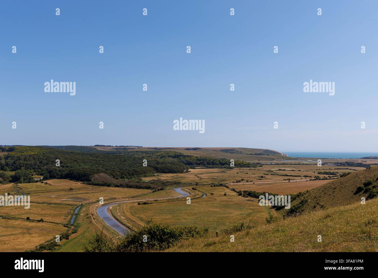 La rivière Cuckmere serpente à travers la vallée de Cuckmere dans le parc national des South Downs dans l’East Sussex, en Angleterre Banque D'Images