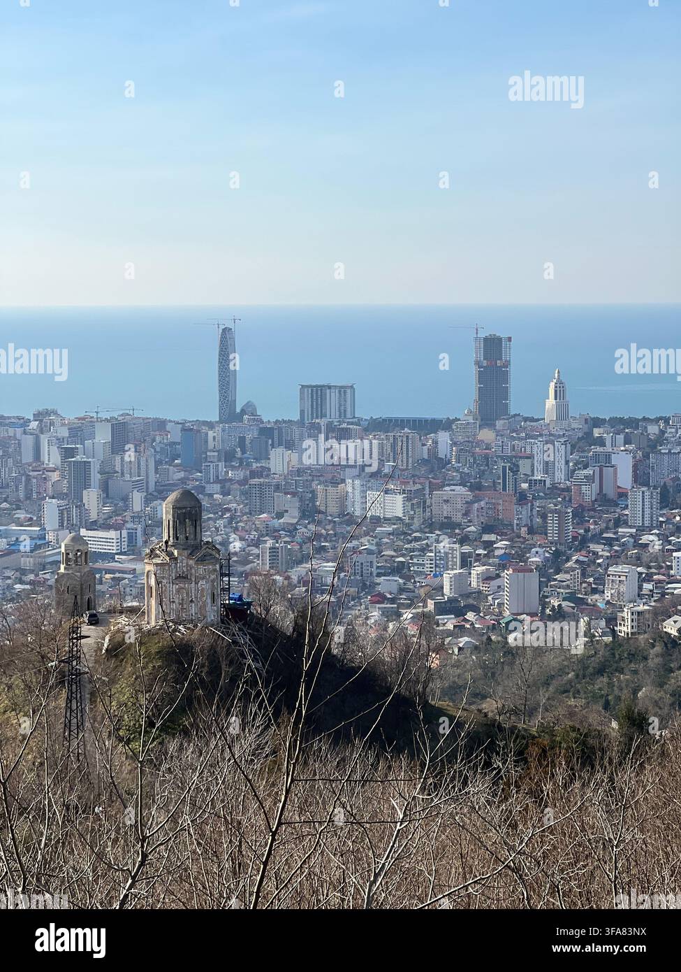Tours modernes de Batumi et la mer Noire vues depuis un point de vue sur les collines. - Image de stock capturée avec un smartphone