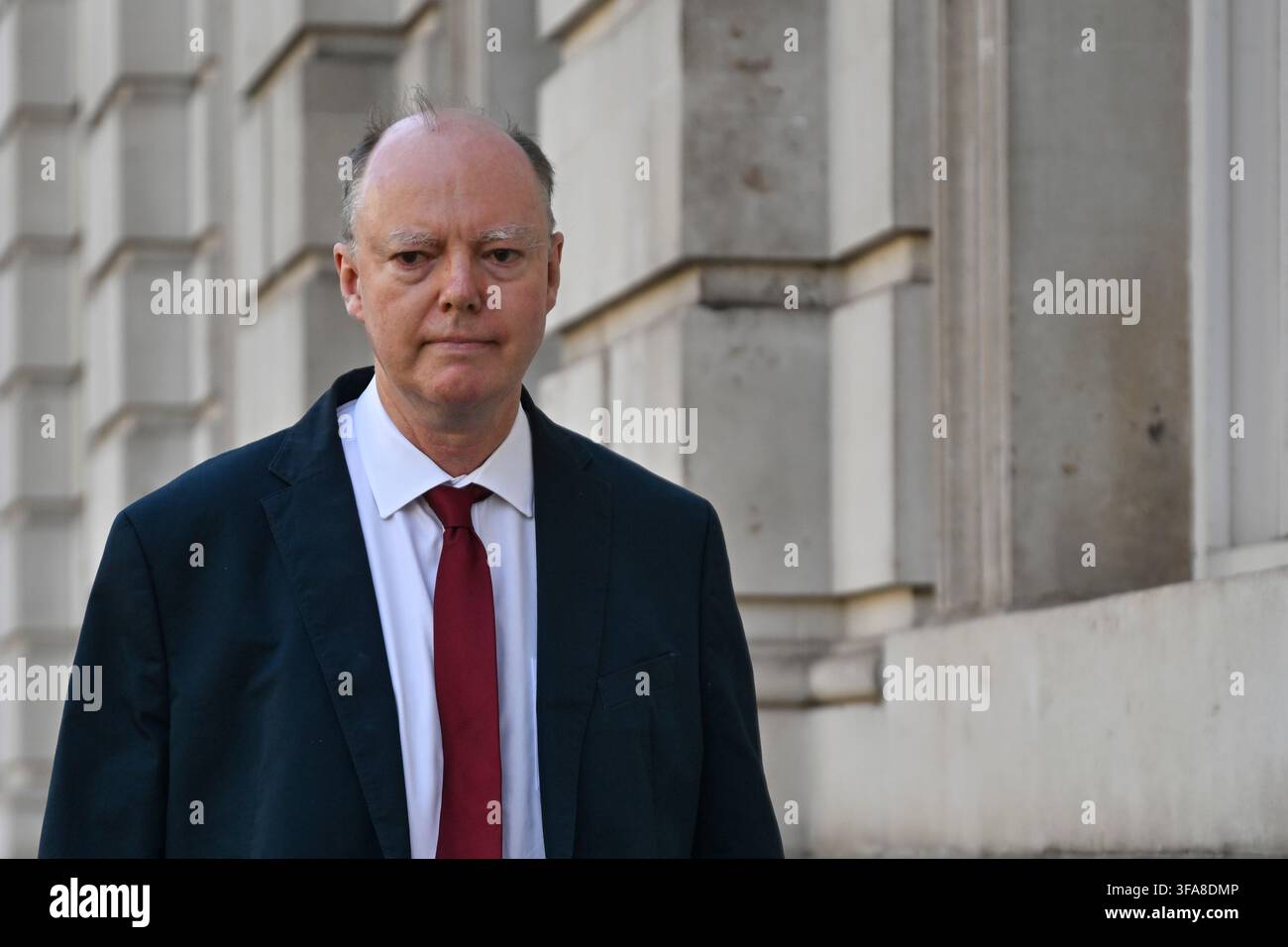 Whitehall, Londres, Royaume-Uni. 12 août 2026. Le professeur Chris Whitty entre au Cabinet Office à Whitehall pour assister à une réunion de Cobra. Banque D'Images