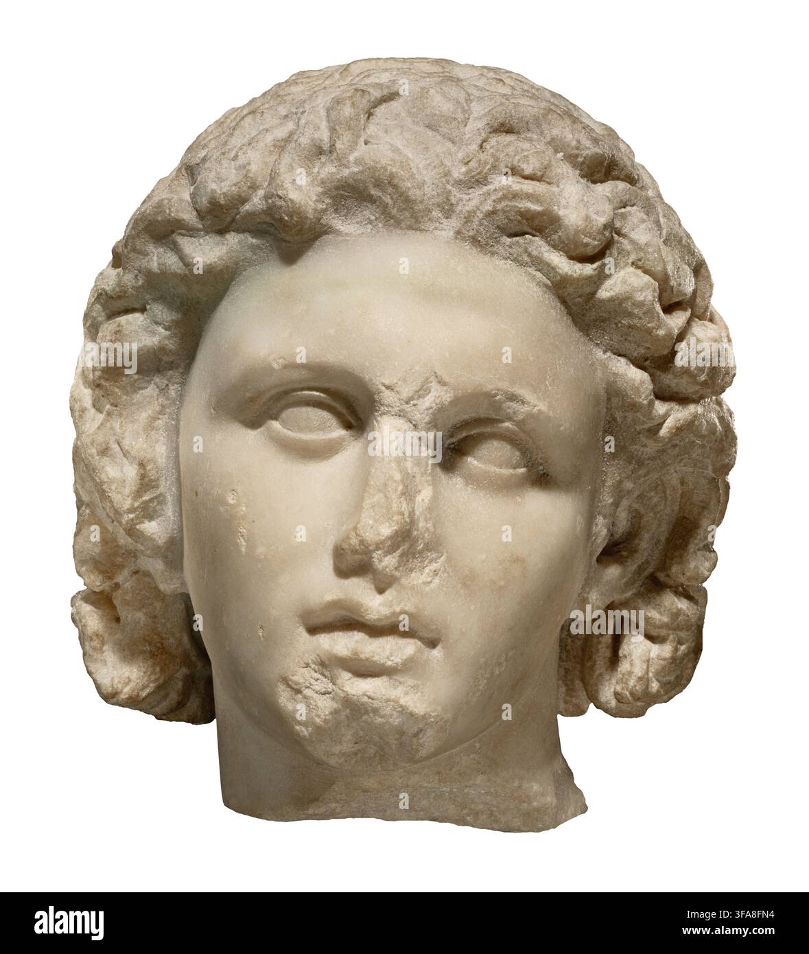 Portrait d'Alexandre le Grand vers 320 av. J.-C. (période hellénistique). Marbre de Paros. La tête de taille réelle est reconnaissable par les cheveux léonins caractéristiques d'Alexandre, un visage idéalisé et juvénile, et des yeux enfoncés et relevés. Ces traits spécifiques suivent le type de portrait officiel créé par son sculpteur de cour, Lysippe. Alexandre fut le premier dirigeant grec à exploiter intensivement le portrait à des fins de propagande politique. La tête a été découverte à Mégare, en Grèce Banque D'Images