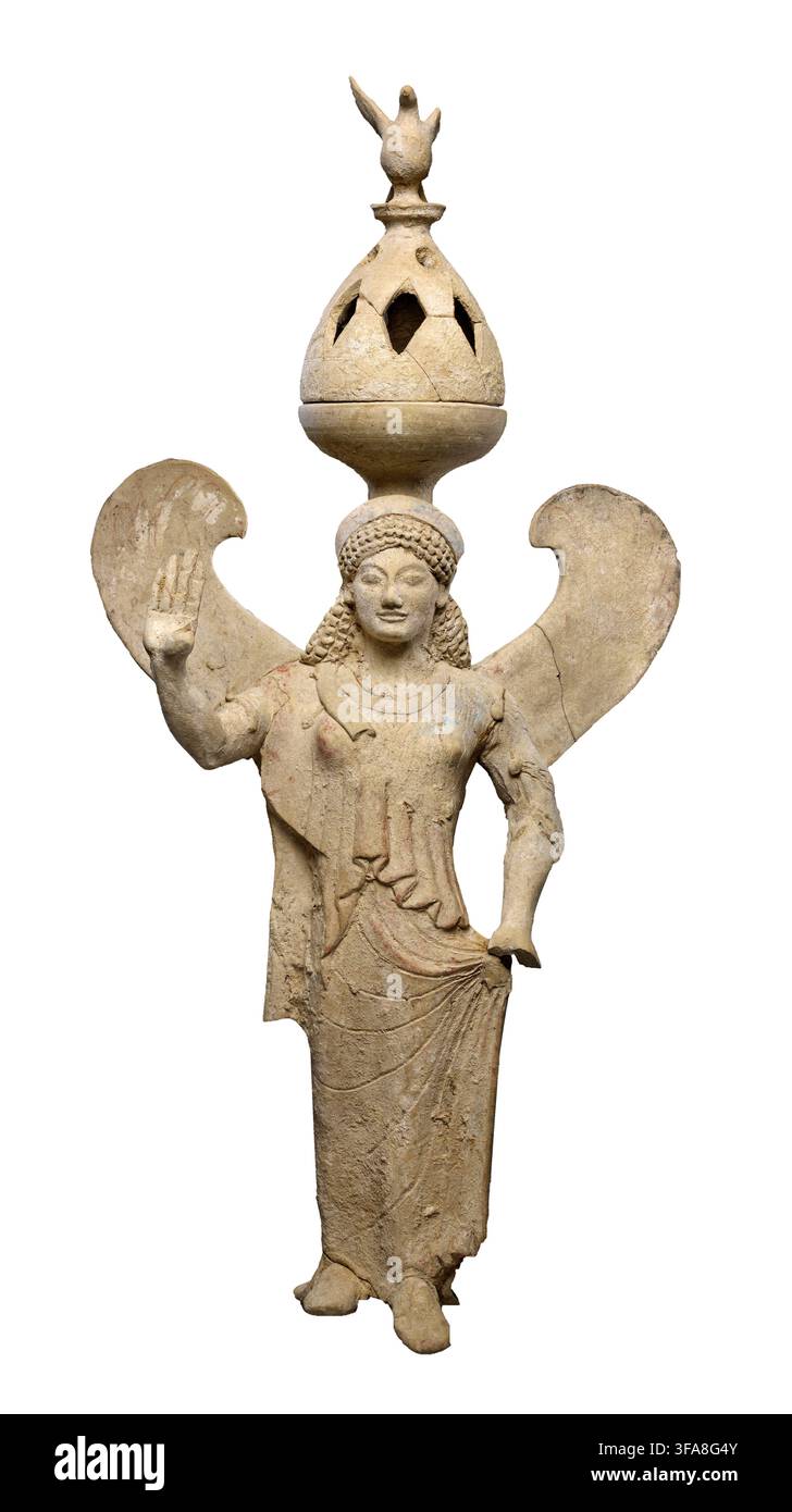 Thymiaterion supporté par une statuette de Niké. Artiste inconnu ; Sud de l’Italie (c. 500-475 av. J.-C.). Ce censeur en terre cuite polychrome, ou thymiaterion, représente Niké, la déesse ailée de la victoire, servant de support structurel à un encensoir surmonté d’une colombe décorative. Sa posture raide et frontale ainsi que son chiton soigneusement plissé reflètent les grandes statues de korai en marbre de la Grèce archaïque. Plutôt que la pierre, les artistes coloniaux grecs du Sud de l’Italie utilisaient souvent de l’argile locale pour les œuvres votives de grande envergure. Des traces de glaçure blanche, de rouge et de bleu suggèrent son aspect sacré et vibrant d’origine. Banque D'Images