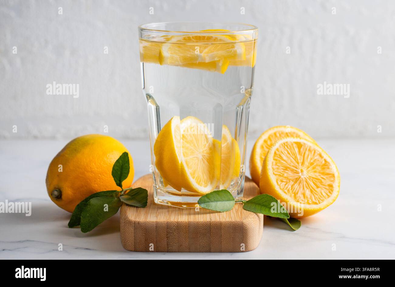 Verre d'eau avec des tranches de citron - citron eau Banque D'Images