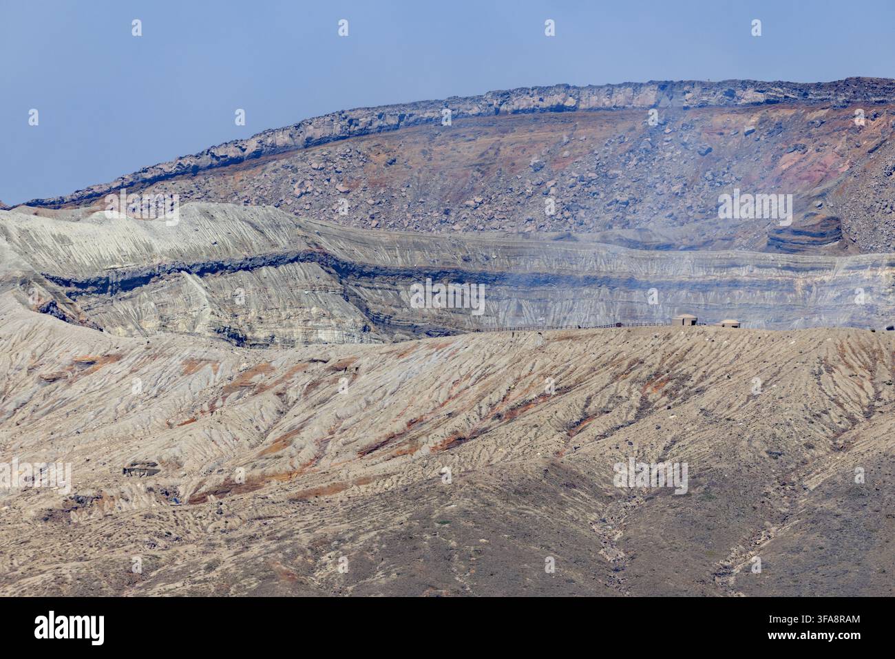 Vue sur le cratère Nakadake fumant du mont Aso sous le soleil Banque D'Images