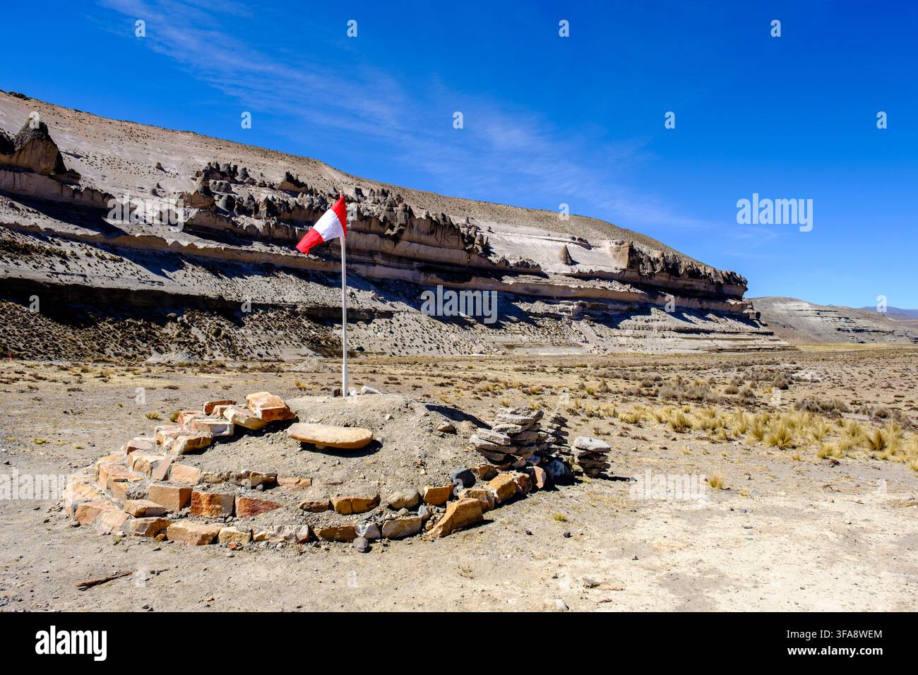 Drapeau péruvien et falaises à la Reserva Nacional Salinas y Aguada Blanca, réserve nationale de Salinas y Aguada Blanca, altiplano péruvien, Pérou Banque D'Images