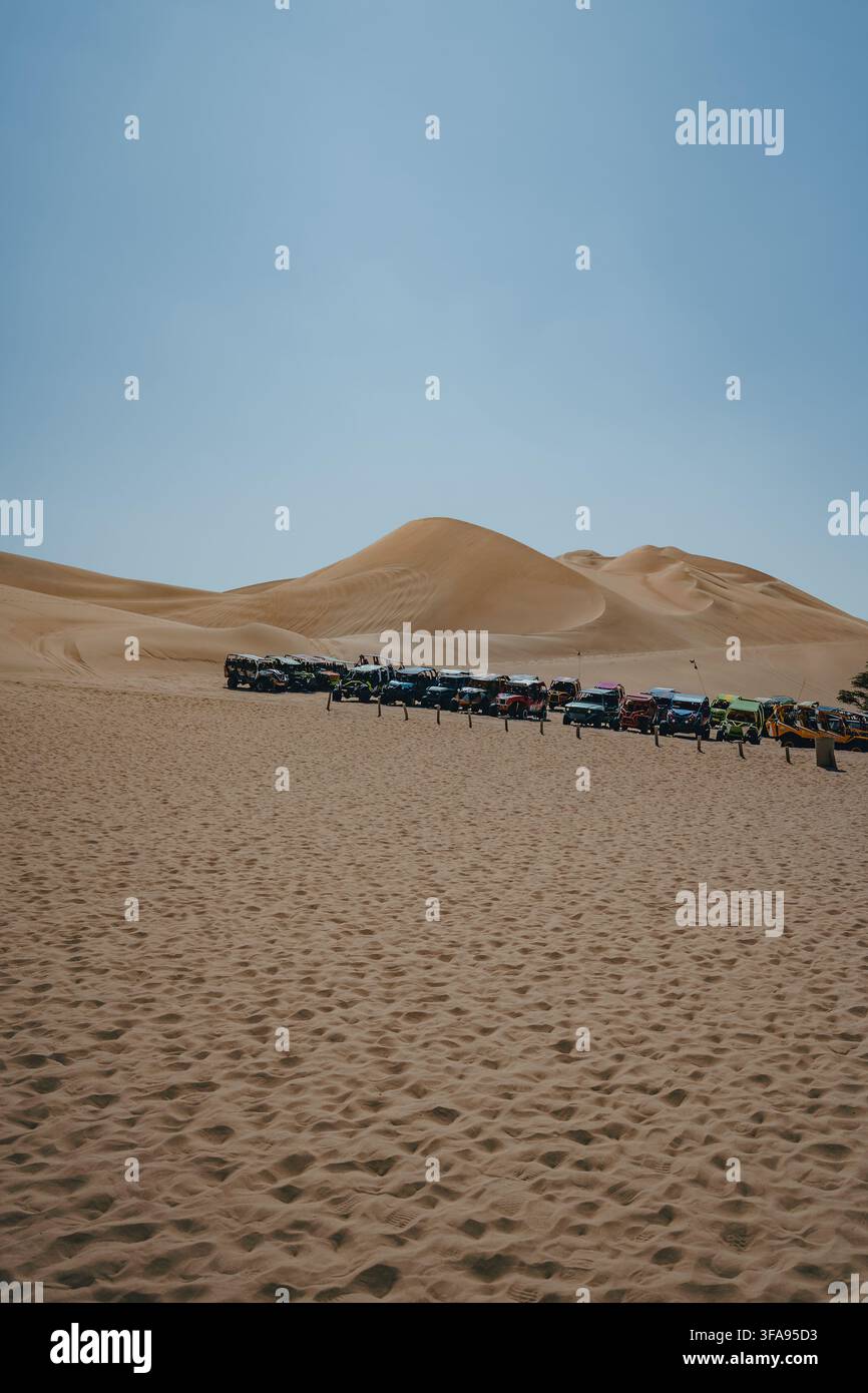 De nombreux buggies de tourisme attendent les visiteurs avant les tours du désert dans le vaste désert d'Ica, au Pérou Banque D'Images