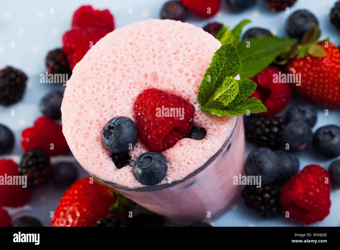 Smoothie au lait et aux baies Banque D'Images