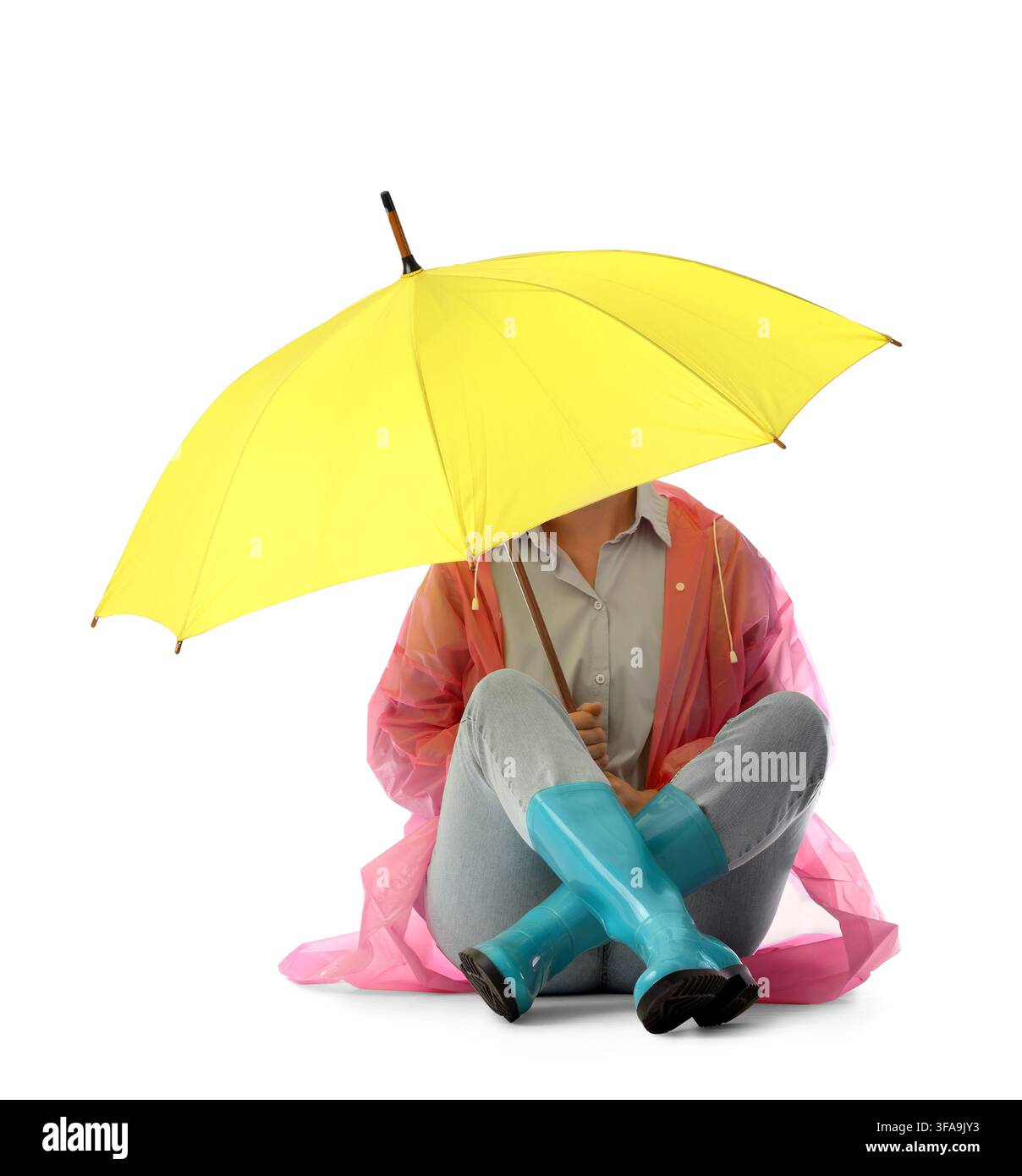 Protection et abri face aux problèmes, personne assise avec un parapluie jaune couvrant son visage, isolée sur fond blanc Banque D'Images