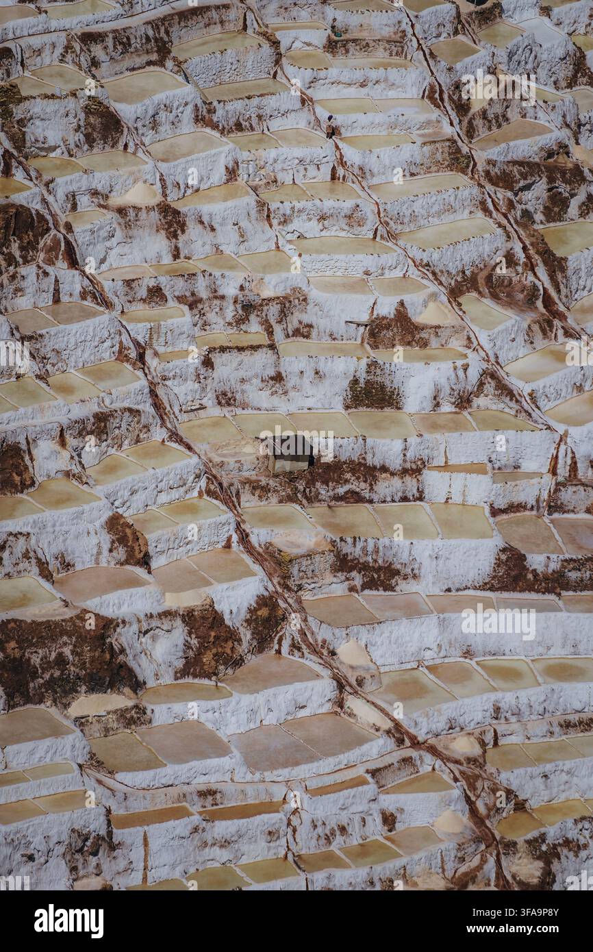 Vue panoramique des mines de sel de Maras et des terrasses de sel traditionnelles dans les Andes péruviennes, Pérou Banque D'Images