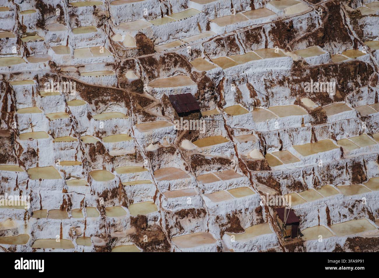 Vue panoramique des mines de sel de Maras et des terrasses de sel traditionnelles dans les Andes péruviennes, Pérou Banque D'Images