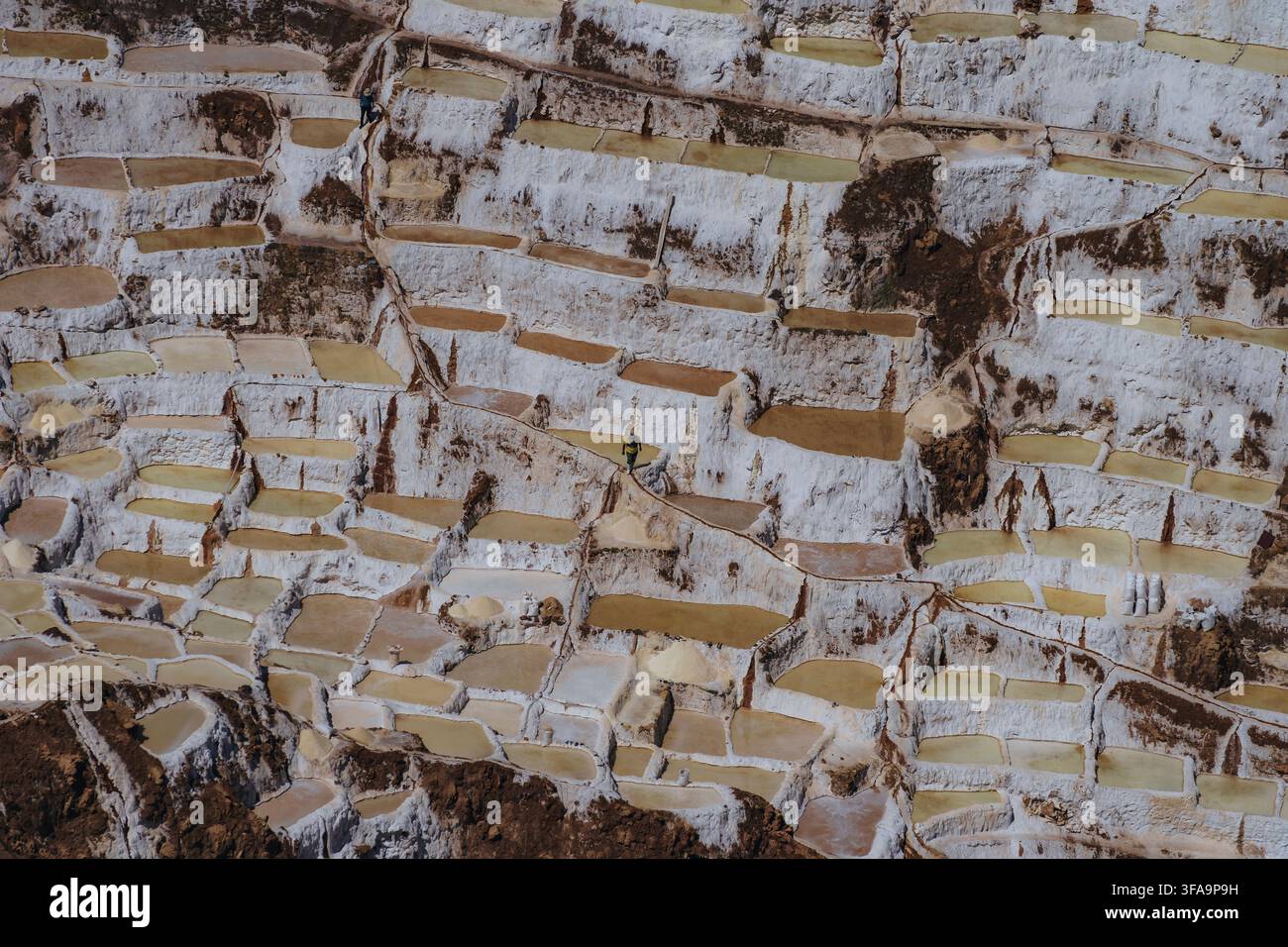 Vue panoramique des mines de sel de Maras et des terrasses de sel traditionnelles dans les Andes péruviennes, Pérou Banque D'Images