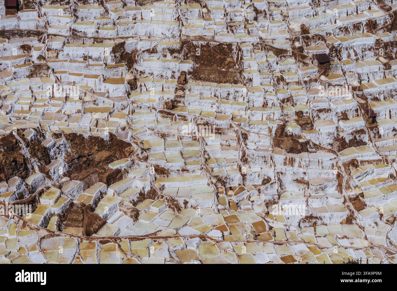 Vue panoramique des mines de sel de Maras et des terrasses de sel traditionnelles dans les Andes péruviennes, Pérou Banque D'Images