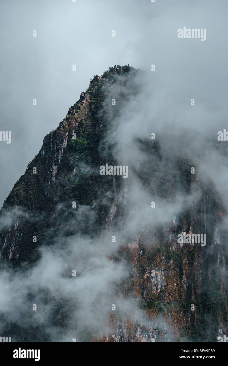 Vue frontale de la montagne Huayna Picchu à côté de Machu Picchu, Pérou Banque D'Images