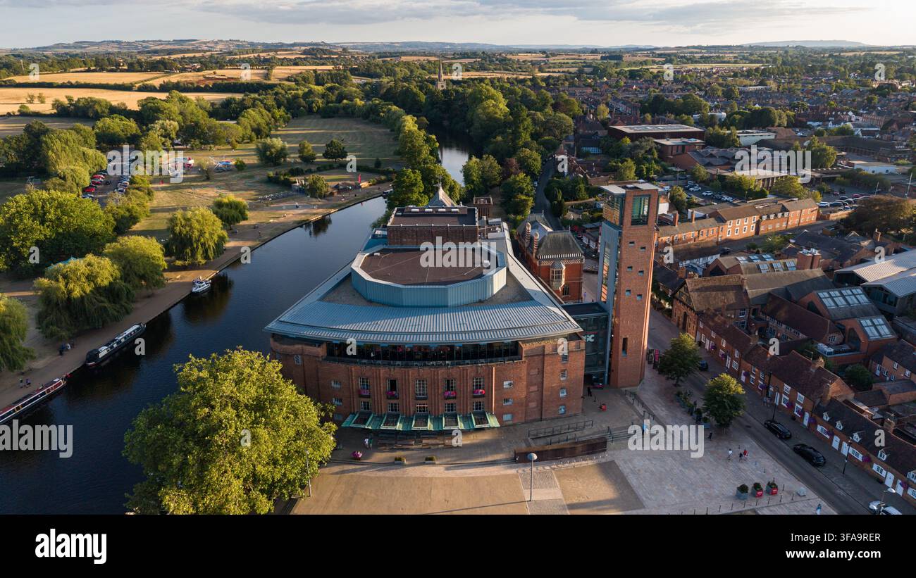 Vue aérienne par drone du Royal Shakespeare Theatre et de la rivière Avon à Stratford-upon-Avon, en Angleterre, lors d'une soirée d'été Banque D'Images