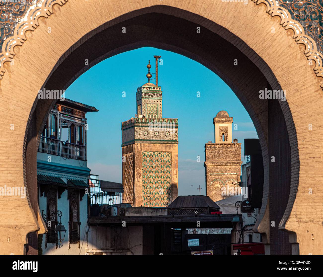 Minaret d'une mosquée historique et architecture traditionnelle dans l'ancienne médina de Fès, Maroc Banque D'Images