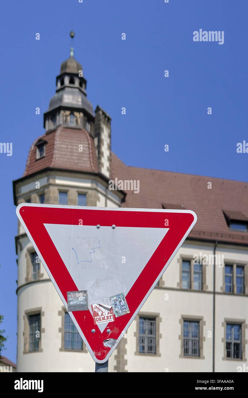 Accordez la priorité comme panneau routier numéro 205 des règles de circulation routière devant le tribunal de district et le bureau des hypothèques à Cottbus dans la capitale fédérale Banque D'Images