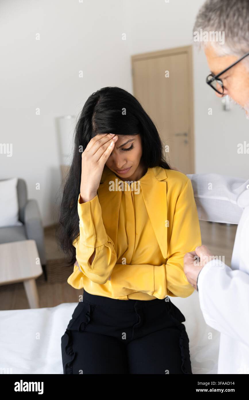 Patient se sent déçu, le médecin apporte un soutien psychologique Banque D'Images