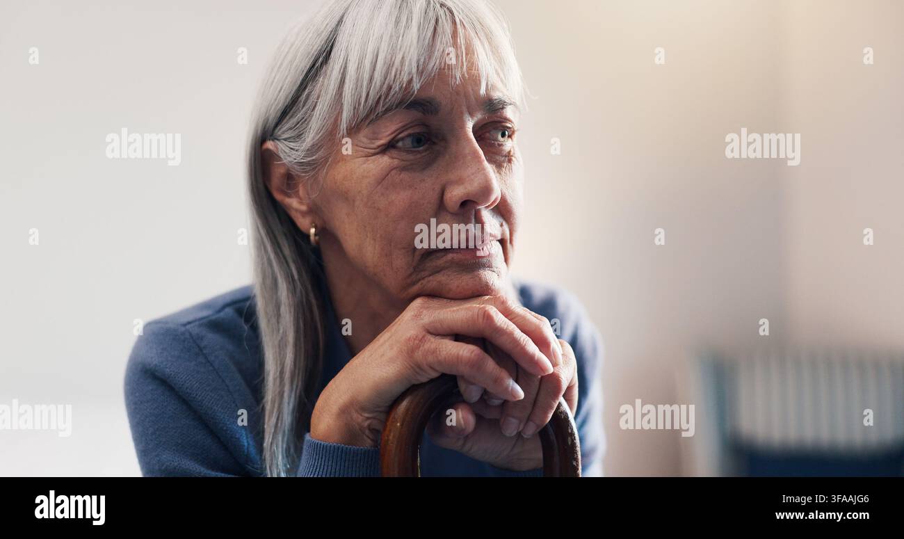 Senior, personne et réflexion avec une canne dans une maison de retraite pour un souvenir ancien, une réflexion ou un moment passé. Ancien, patient ou retraité rêvant avec Banque D'Images