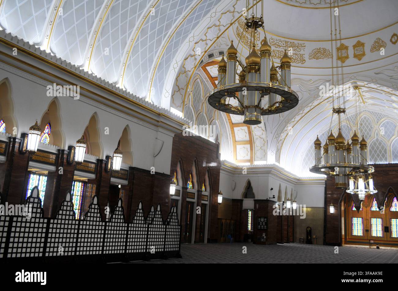 Vue intérieure de la mosquée Omar Ali Saifuddien montrant un lustre orné, Bandar Seri Begawan, Brunéi. Banque D'Images