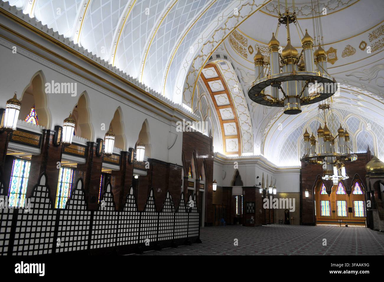 Vue intérieure de la mosquée Omar Ali Saifuddien montrant un lustre orné, Bandar Seri Begawan, Brunéi. Banque D'Images