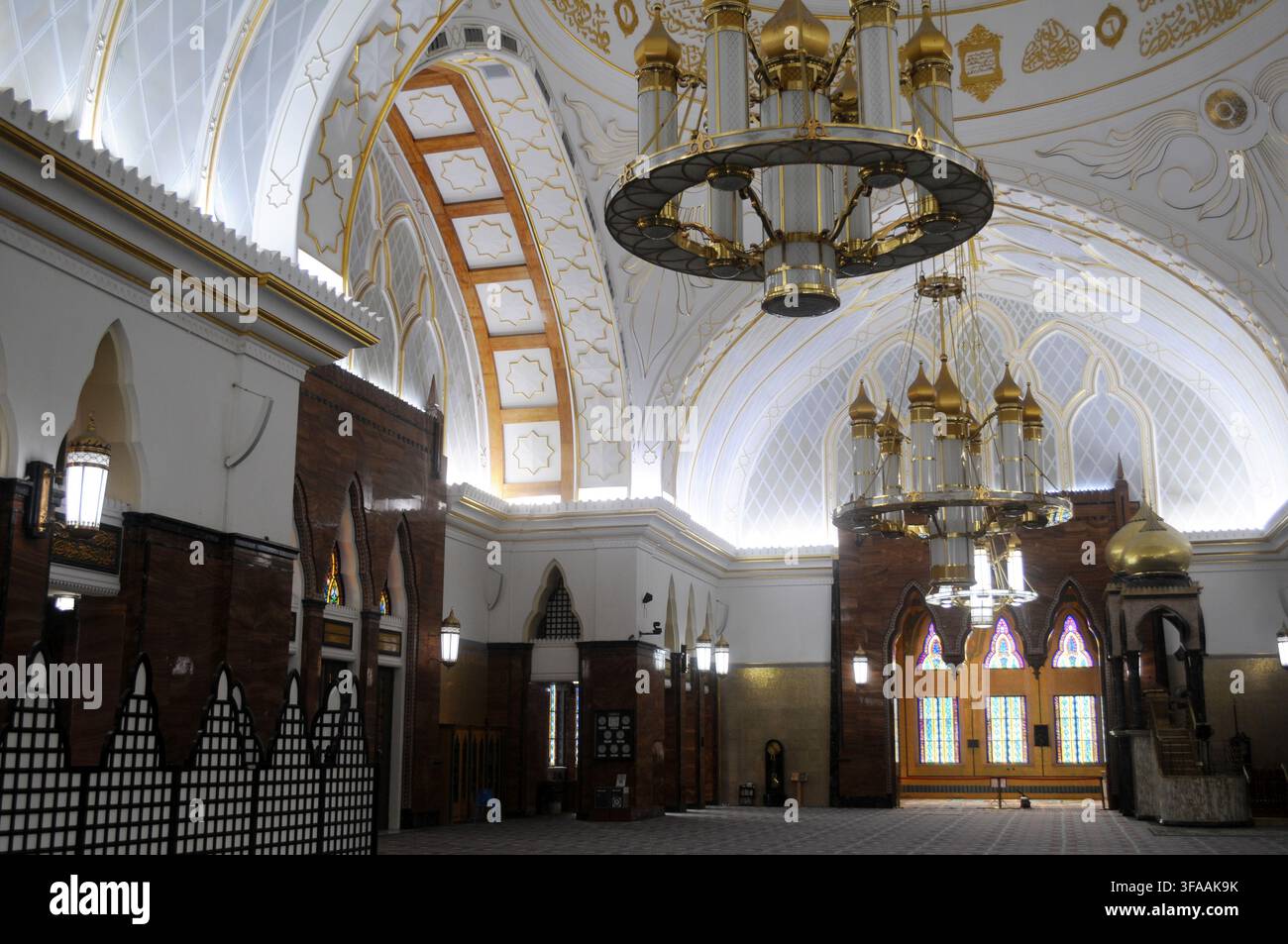 Vue intérieure de la mosquée Omar Ali Saifuddien montrant un lustre orné, Bandar Seri Begawan, Brunéi. Banque D'Images