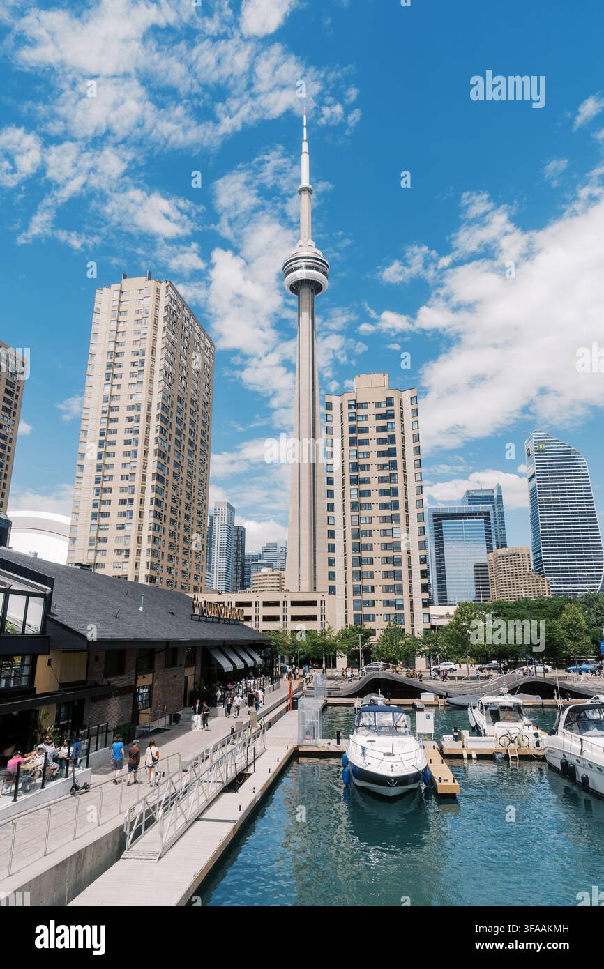 Toronto, Canada - 20 juin 2026 : Tour CN et marina avec des bateaux et des bâtiments urbains sous un ciel bleu Banque D'Images