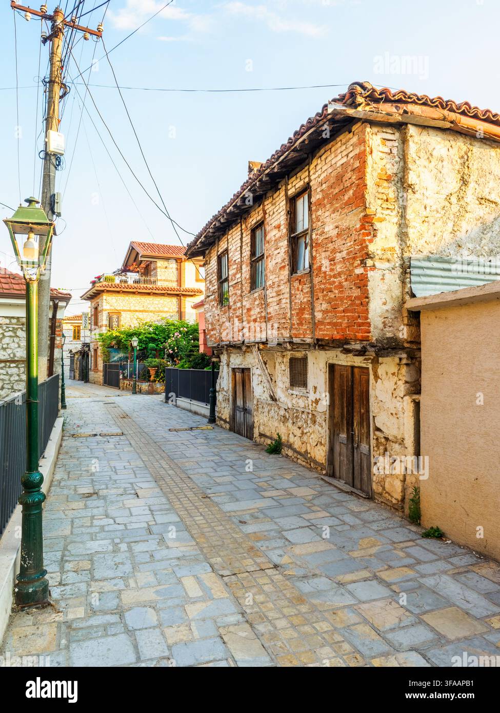 Maison en pierre et rue pavée – Tushemisht, Albanie Banque D'Images