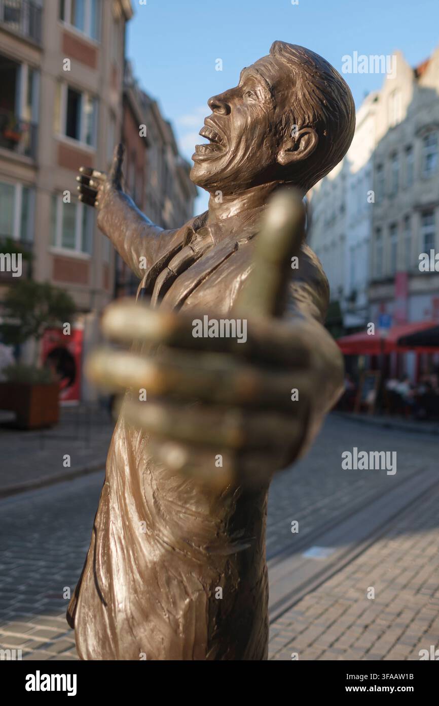 La sculpture en bronze L Envol du sculpteur Tom Frantzen représente le chanteur belge Jacques Brel chantant derrière un microphone, les bras grands ouverts. Banque D'Images