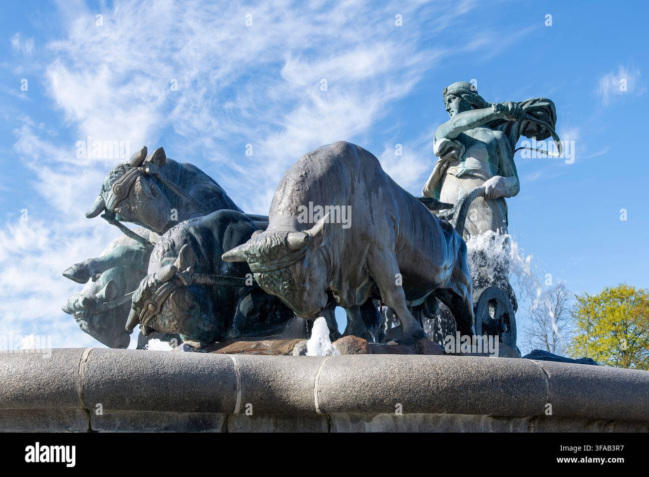 Copenhague, Danemark-27 avril 2026 ; Gros plan de la fontaine en bronze de la déesse norvégienne Gefion labourant la mer avec 4 bœufs créant selon Banque D'Images