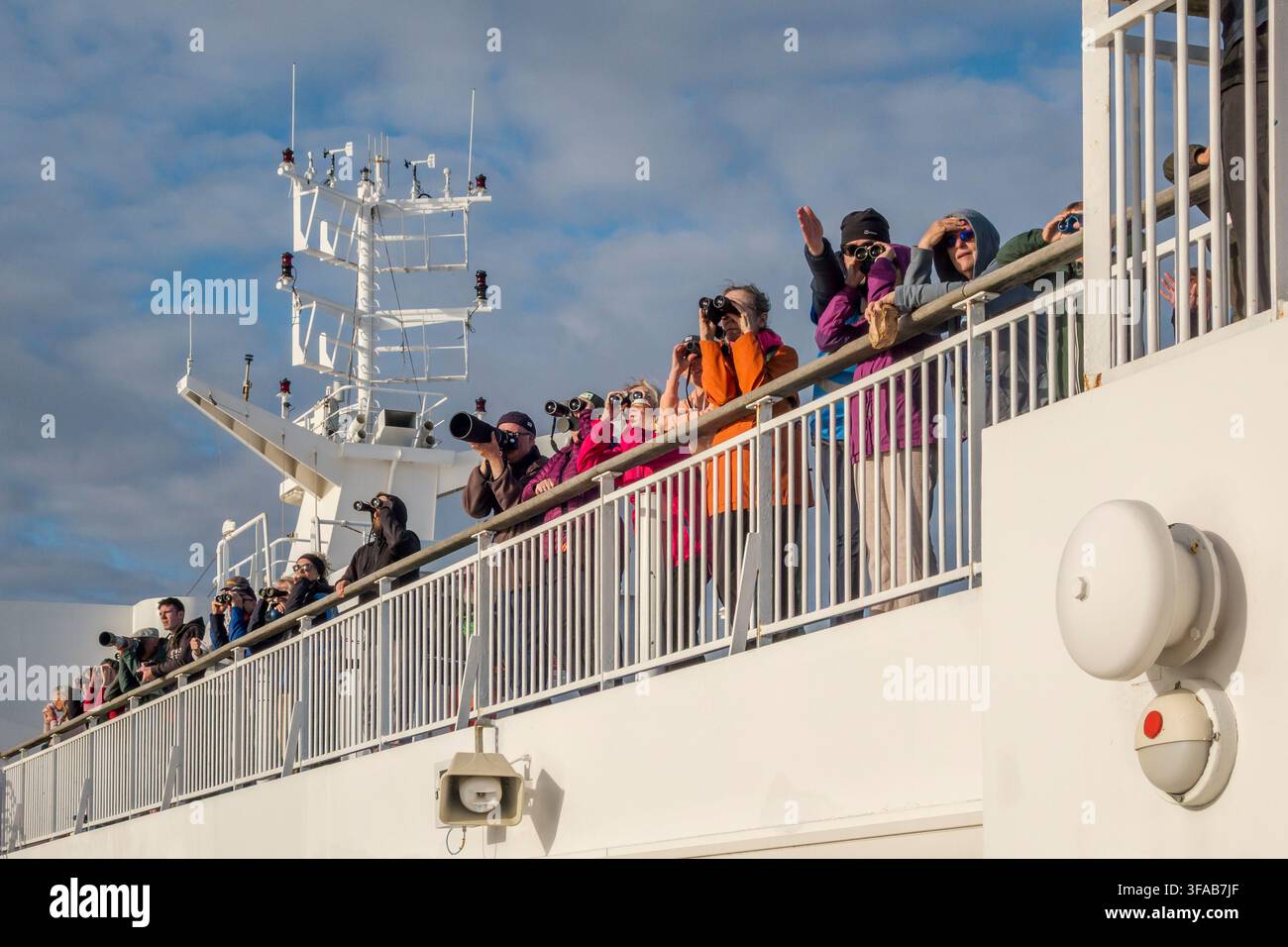 Bénévoles de l'association de conservation marine ORCA à bord du 'Pont-Aven' de Brittany Ferries, observant les baleines et les dauphins dans le golfe de Gascogne Banque D'Images
