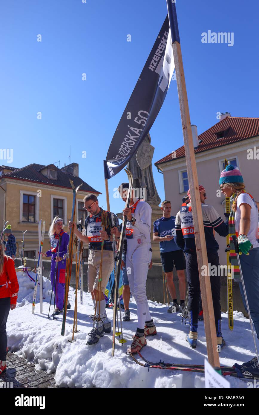 Prague, République tchèque - 8.14.2026 : Des participants équipés de skis vintage se rassemblent sur de la neige artificielle lors de l'événement promotionnel Jizerska 50. Banque D'Images