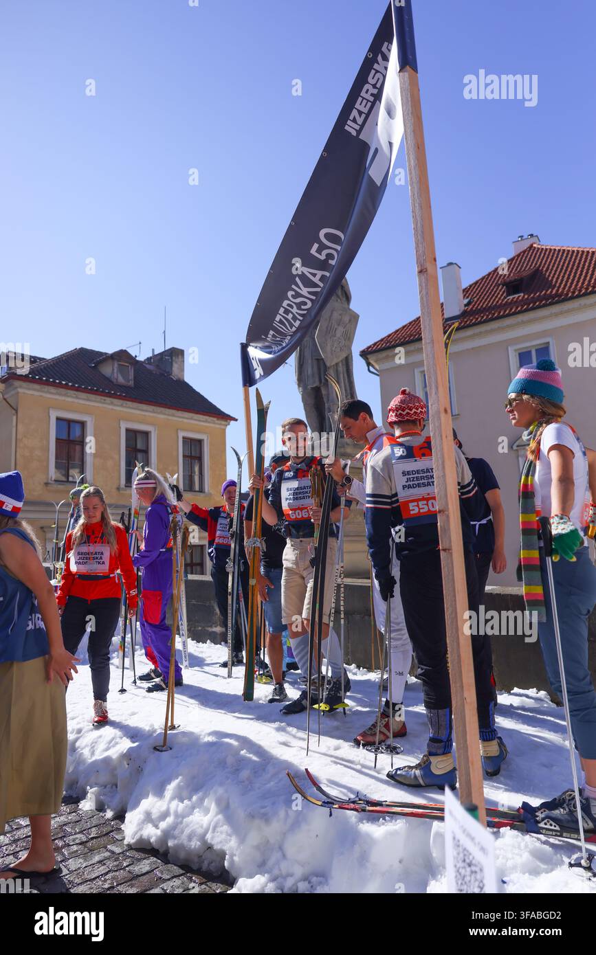 Prague, République tchèque - 8.14.2026 : Des personnes déguisées en skieurs posent avec des skis sur de la neige artificielle lors de l'événement Jizerska 50. Banque D'Images
