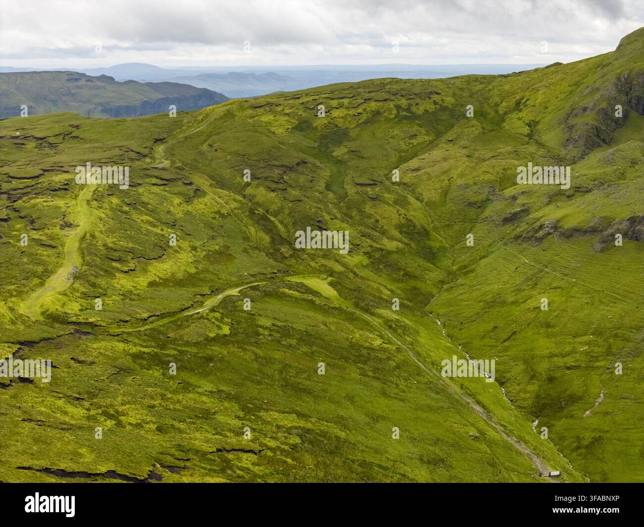 Vue aérienne des pentes verdoyantes et des sentiers sinueux du Gleniff Horseshoe dans le comté de Sligo, en Irlande. Banque D'Images