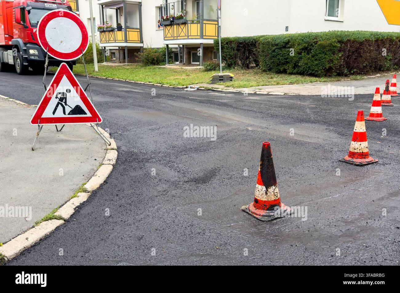 Surface de route en asphalte nouvellement rénovée sur le chantier – Revêtement frais et réparation des infrastructures urbaines Banque D'Images