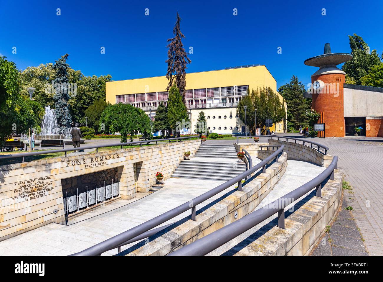 Vrnjacka Banja, Serbie - 15 août 2026 : Centre de traitement spa Merkur à Vrnjacka Banja, disposant de l'installation de spa thermal, une source d'eau minérale chaude Banque D'Images