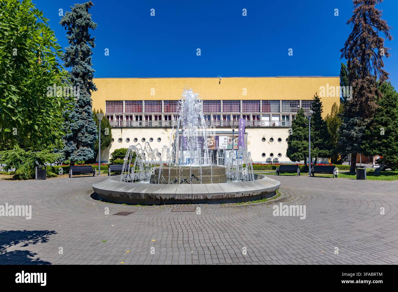 Vrnjacka Banja, Serbie - 15 août 2026 : Centre de traitement spa Merkur à Vrnjacka Banja, disposant de l'installation de spa thermal, une source d'eau minérale chaude Banque D'Images