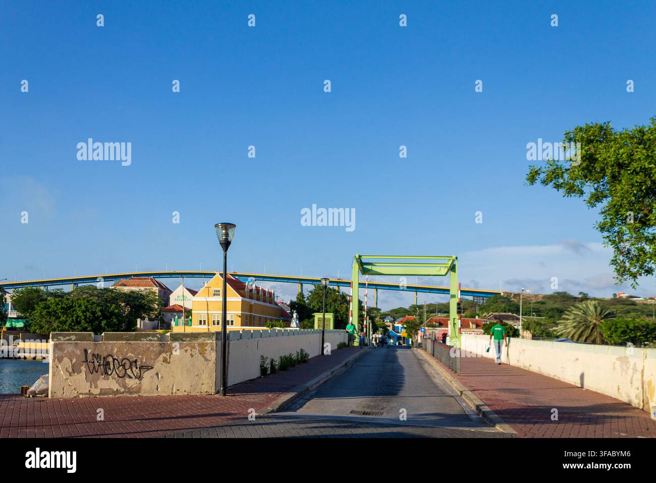 Willemstad, Curaçao - 08 novembre 2014 : Vue du pont Queen Emma et du pont Queen Juliana avec des bâtiments coloniaux historiques et un ciel bleu clair i Banque D'Images
