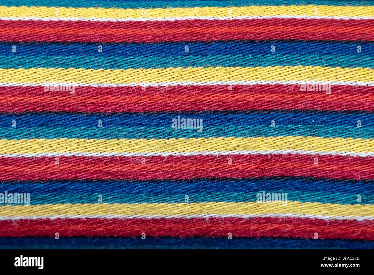 Tissu tissé coloré avec des rayures horizontales vibrantes en tons rouge, bleu, jaune et turquoise, motifs de tissage inspirés de l'art populaire traditionnel estonien Banque D'Images
