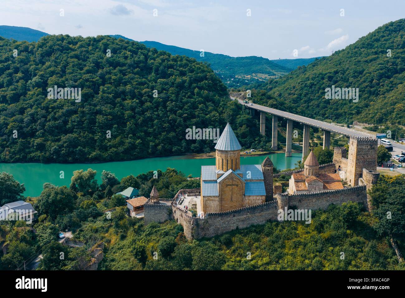 Vue aérienne du complexe fortifié historique d'Ananuri sur les rives du réservoir turquoise de Zhinvali, présentant des murs de pierre et des dômes d'église, Ananuri Banque D'Images