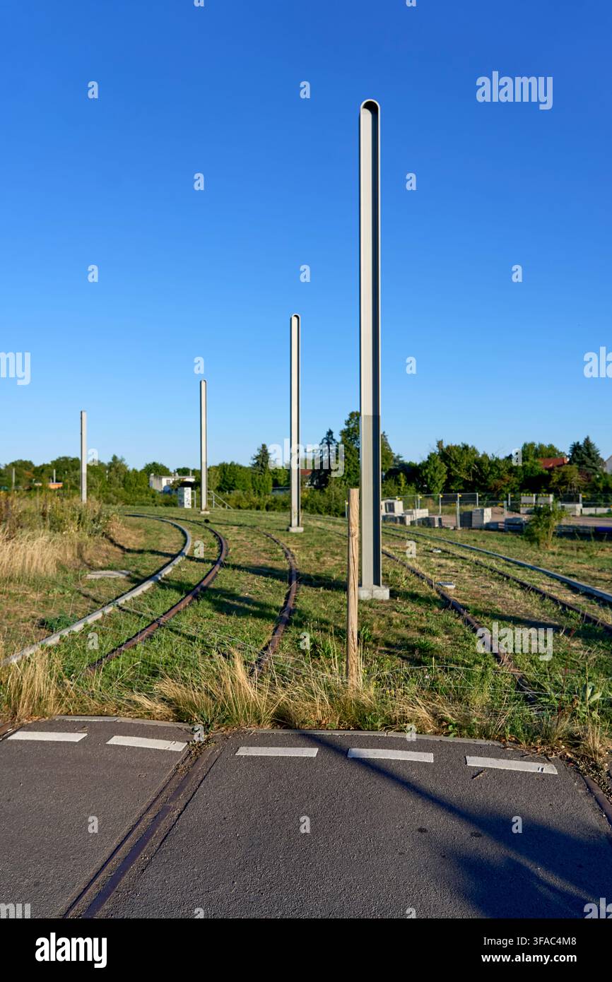 Expansion technologique et modernisation municipale des infrastructures de transport public à Magdebourg, rails d'acier parallèles sans fin serpentant à travers des terres arides Banque D'Images