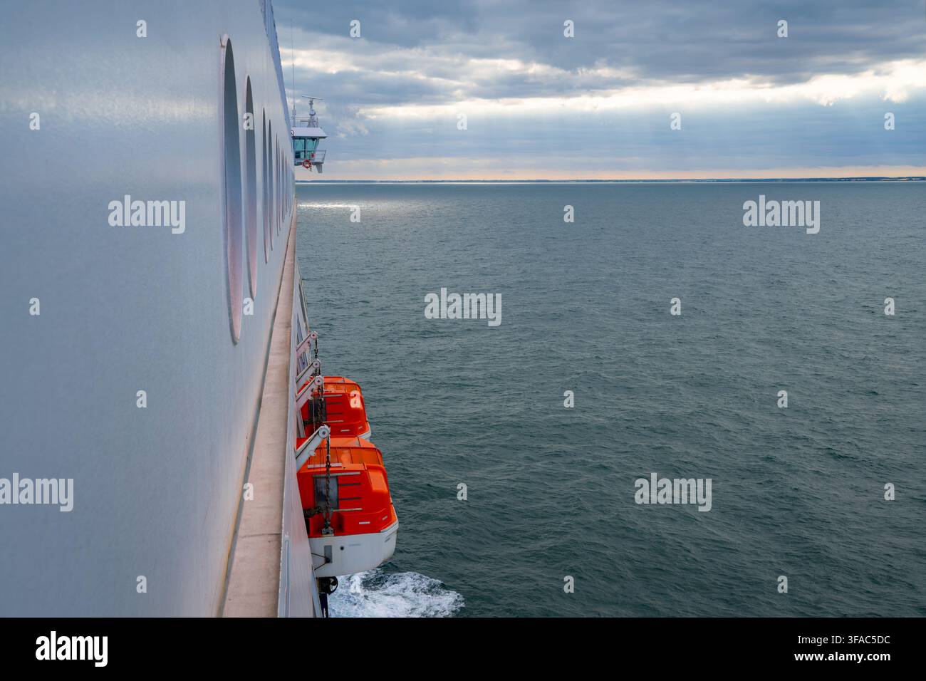 Une traversée en ferry de Hoek van Holland (Pays-Bas) à Harwich (Angleterre/Royaume-Uni) à travers la Manche (Mer du Nord) dans des eaux calmes avec une Li atmosphérique Banque D'Images
