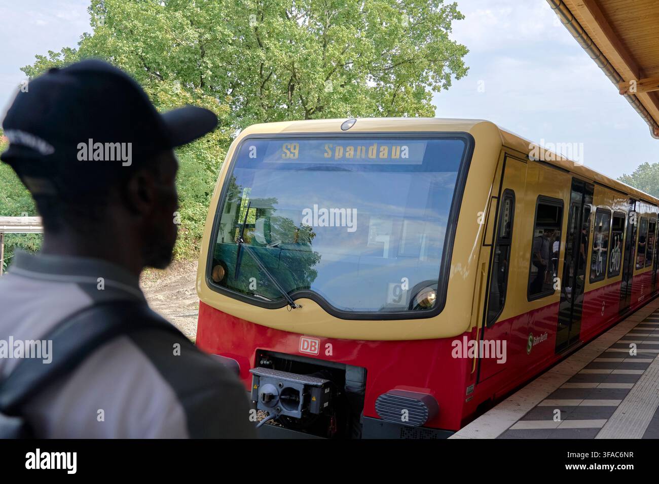 passager anonym dans une rame électrique de type S-Bahn Baureihe 481 arrivant sur un quai de la gare de Berlin Spandau Banque D'Images