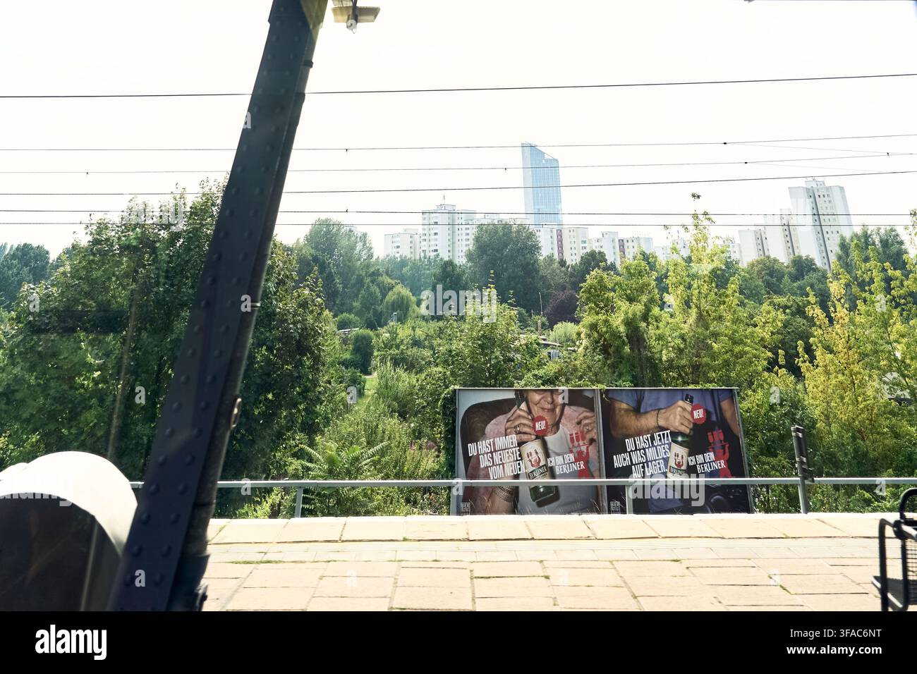 Publicité commerciale et culture de consommation à la gare de Plänterwald à Berlin, grandes affiches promotionnelles pour la bière traditionnelle Berliner Kindl fea Banque D'Images