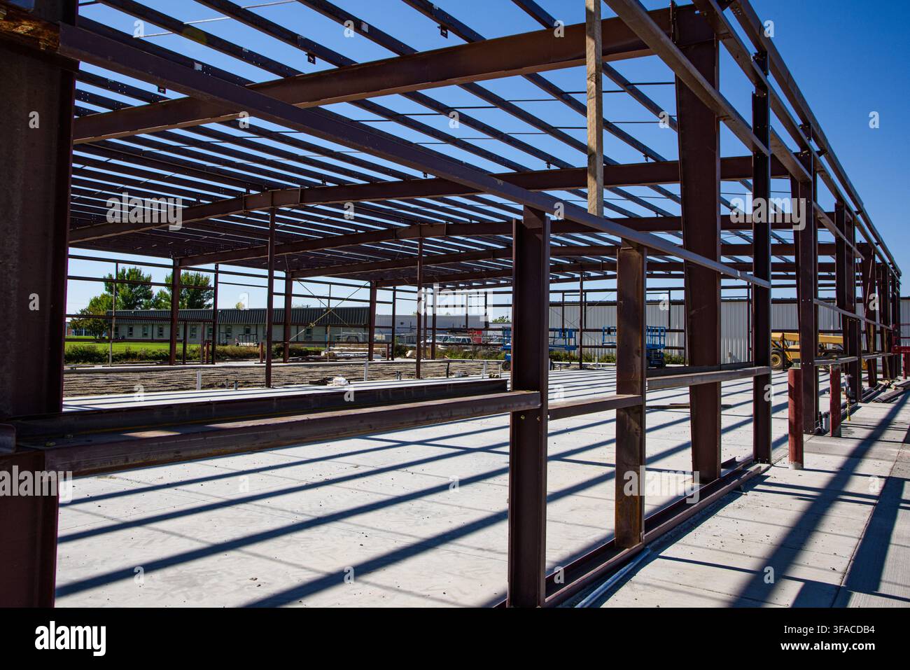 Intérieur d'une extension en béton et acier à un bâtiment existant. Banque D'Images
