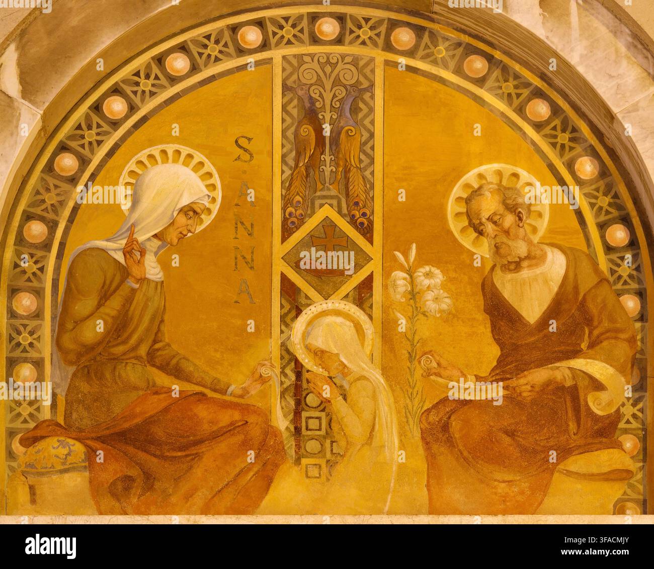 LUCCA, ITALIE - 22 JUIN 2026 : La fresque de la Vierge Marie avec sainte Anne et Joachim sur la façade de l'église Chiesa di Santa Anna du XXe siècle. Banque D'Images