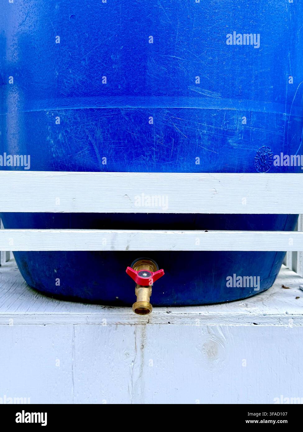 Baril de stockage d'eau équipé d'un robinet dans une ruelle de Montréal, Québec, Canada, suggérant la collecte d'eau de pluie, la conservation de l'eau et la durabilité urbaine Banque D'Images