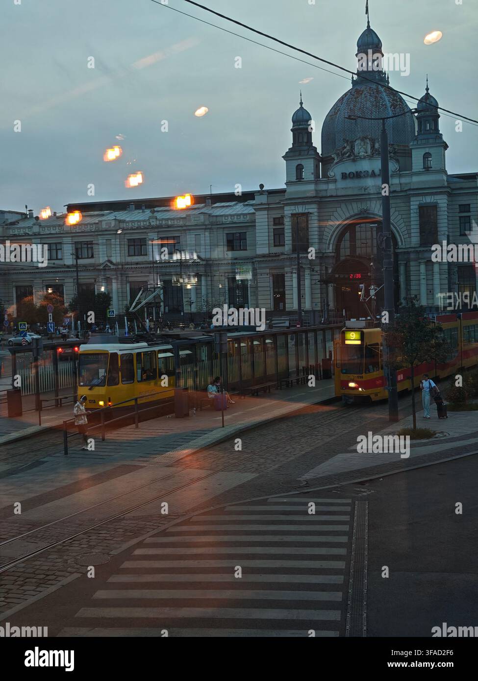 Gare de Lviv à Lviv, Ukraine, au crépuscule Banque D'Images