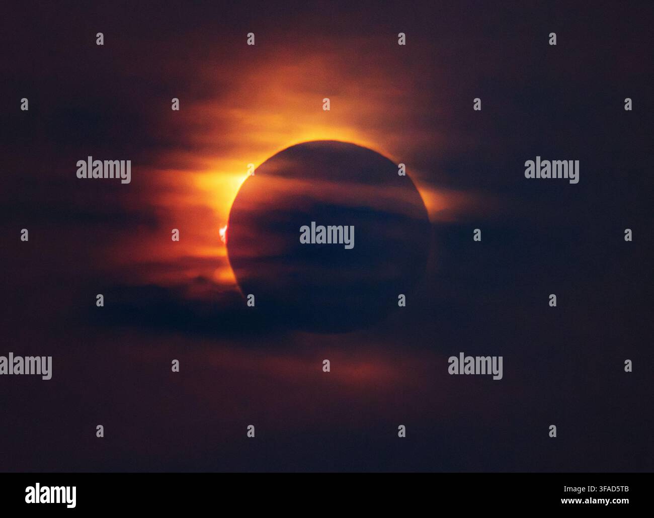 Le moment de l'éclipse solaire totale du Soleil, vu depuis Majorque en Espagne le 12 août 2026. Éruption solaire ou protubérance visible à 9 heures sur le disque. Banque D'Images