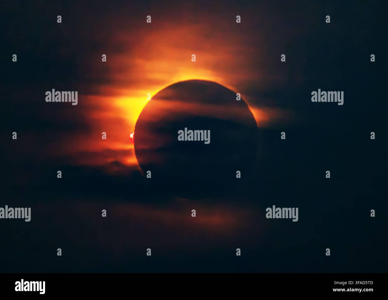 Le moment de l'éclipse solaire totale du Soleil, vu depuis Majorque en Espagne le 12 août 2026. Éruption solaire ou protubérance visible à 9 heures sur le disque. Banque D'Images